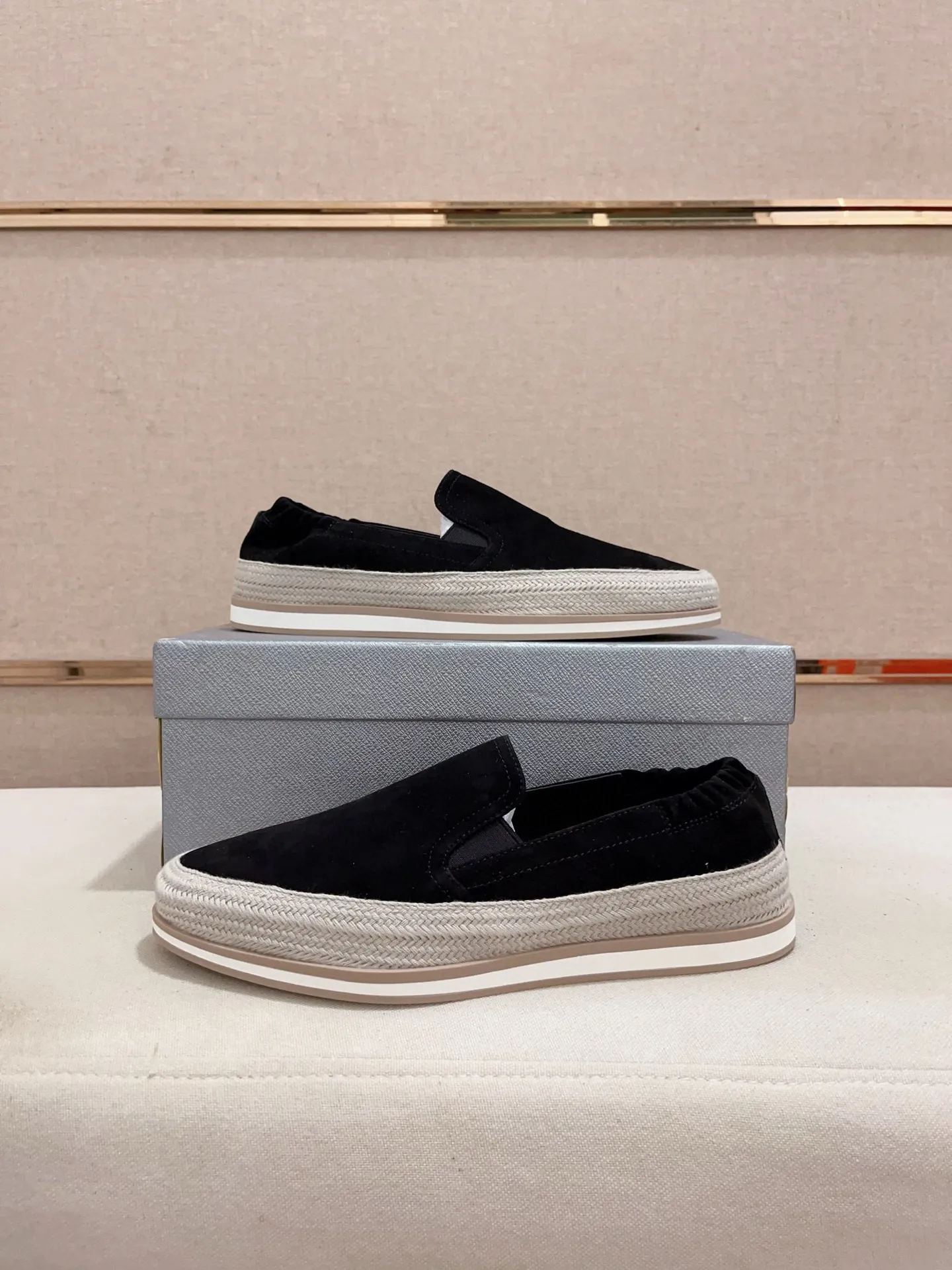 Men's shoes 💰 540💰 ✔️✔️✔️Higher version High-quality new PRADA (Prada) counters are launched at the same time. The new men's shoes and 😘 fabrics are made of high-tech glue-making technology. Lining: Full cowhide lining. 👍🏿 High-end ☄️ air-cushion molded anti-slip rubber outsole, exquisite lines, simple and elegant, comfortable and high-end for leisure travel. Code number: 38 to 45